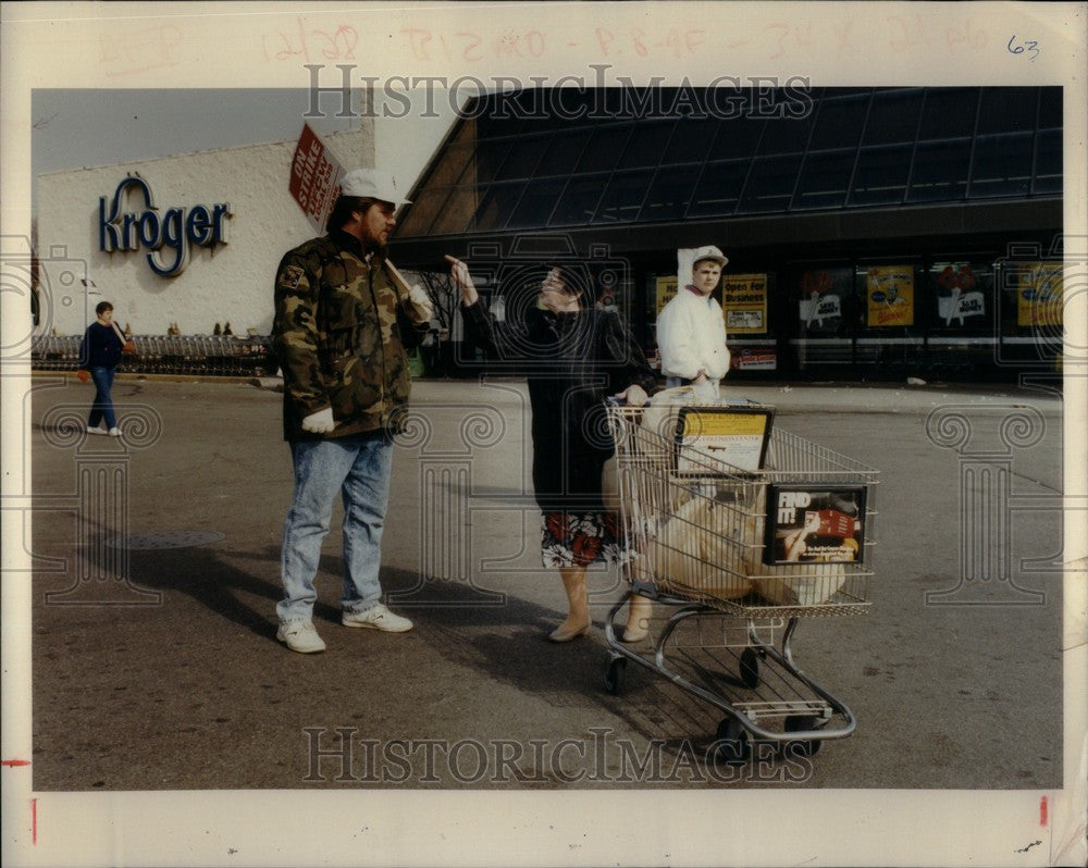 1992 Press Photo Kroger Strike shopper employee - Historic Images