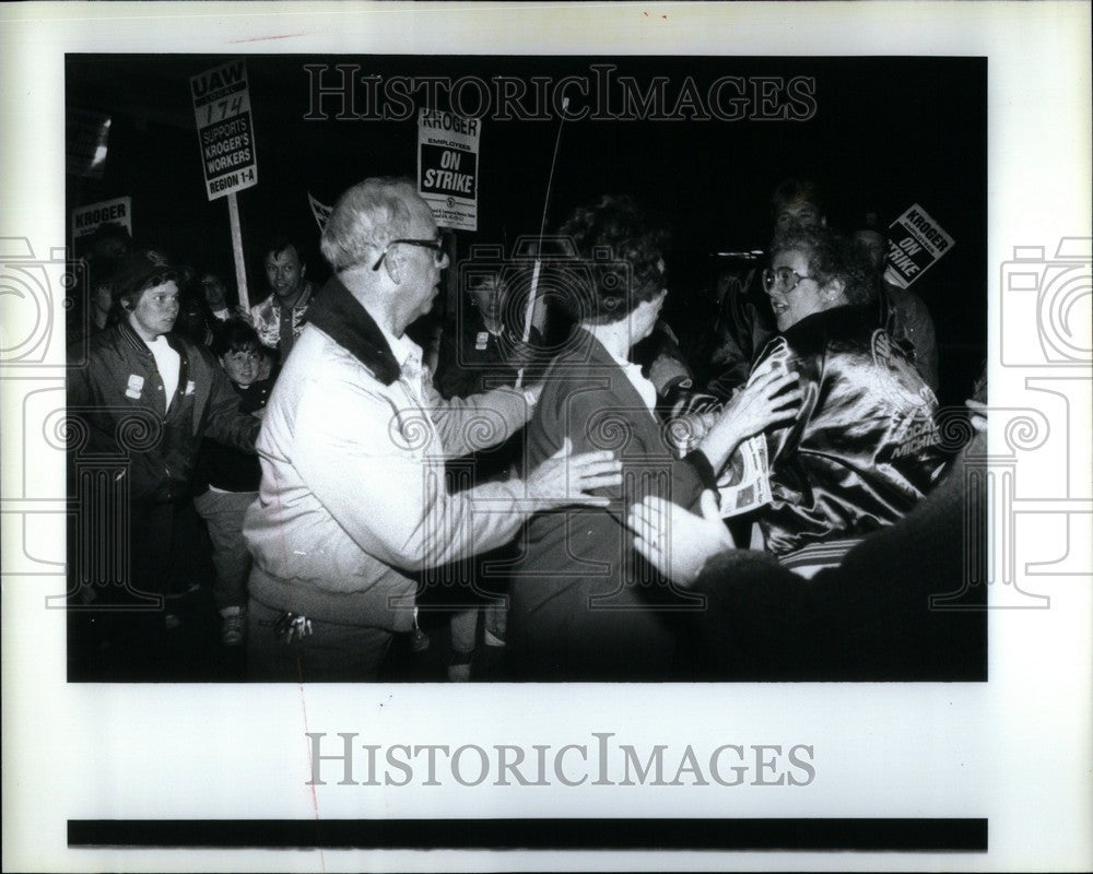 1992 Press Photo workers clash Kroger store in Troy - Historic Images