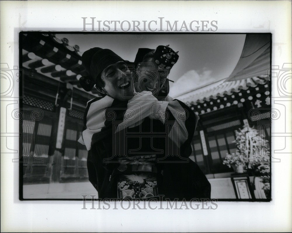 1988 Press Photo groom lifts the bride - Historic Images