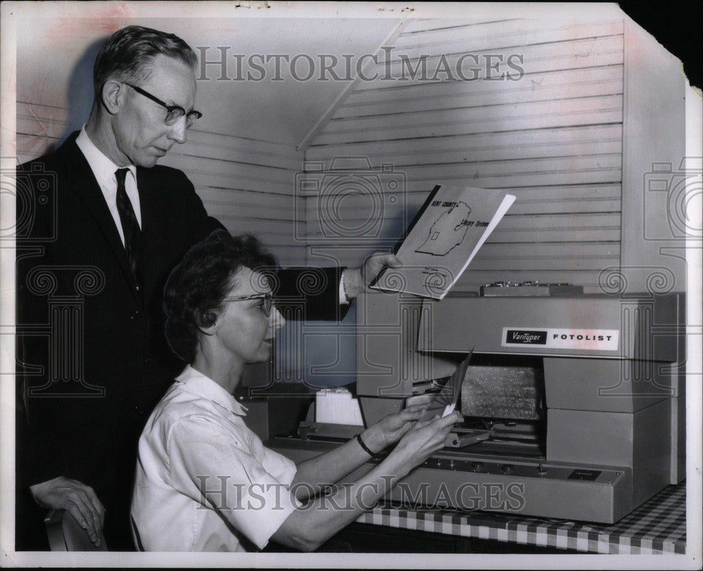 1966 Press Photo Marion Vos Joyce Pleune Library - Historic Images