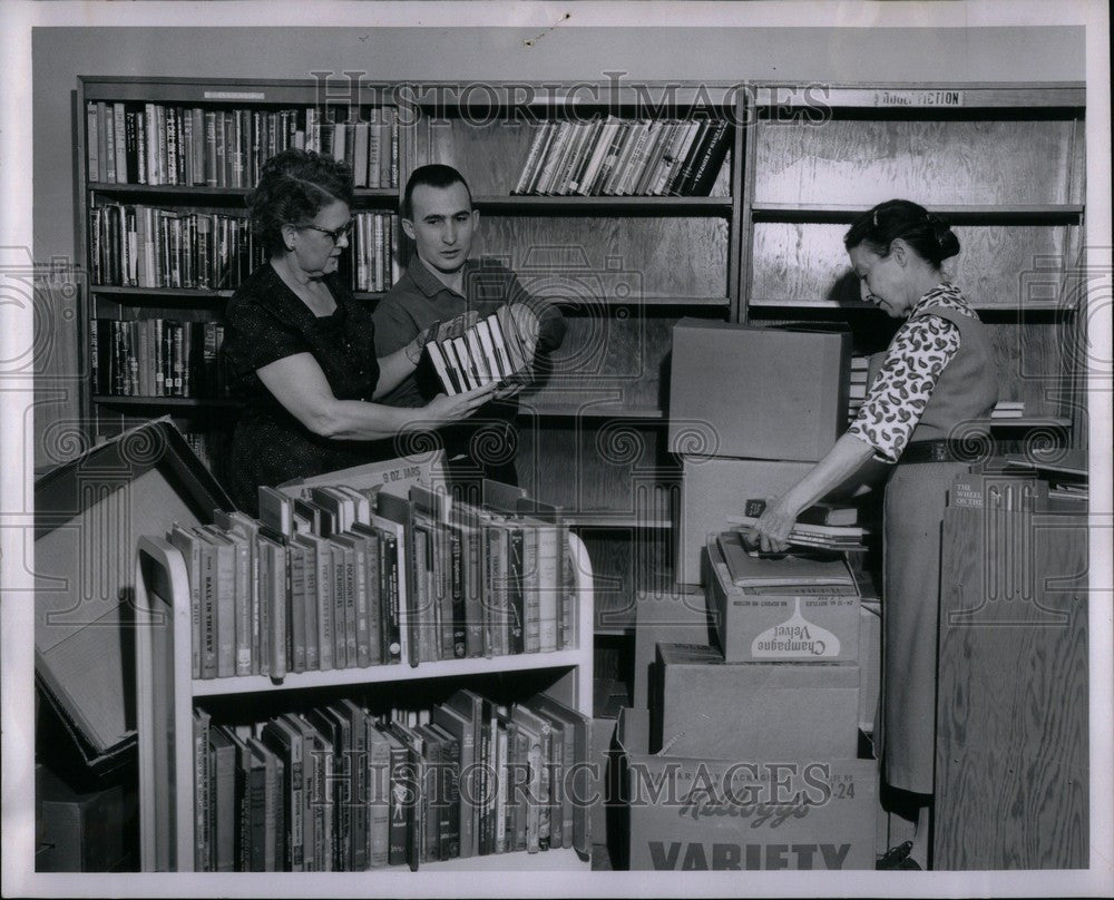 1961 Press Photo Library Move Kent County Comstock Park - Historic Images