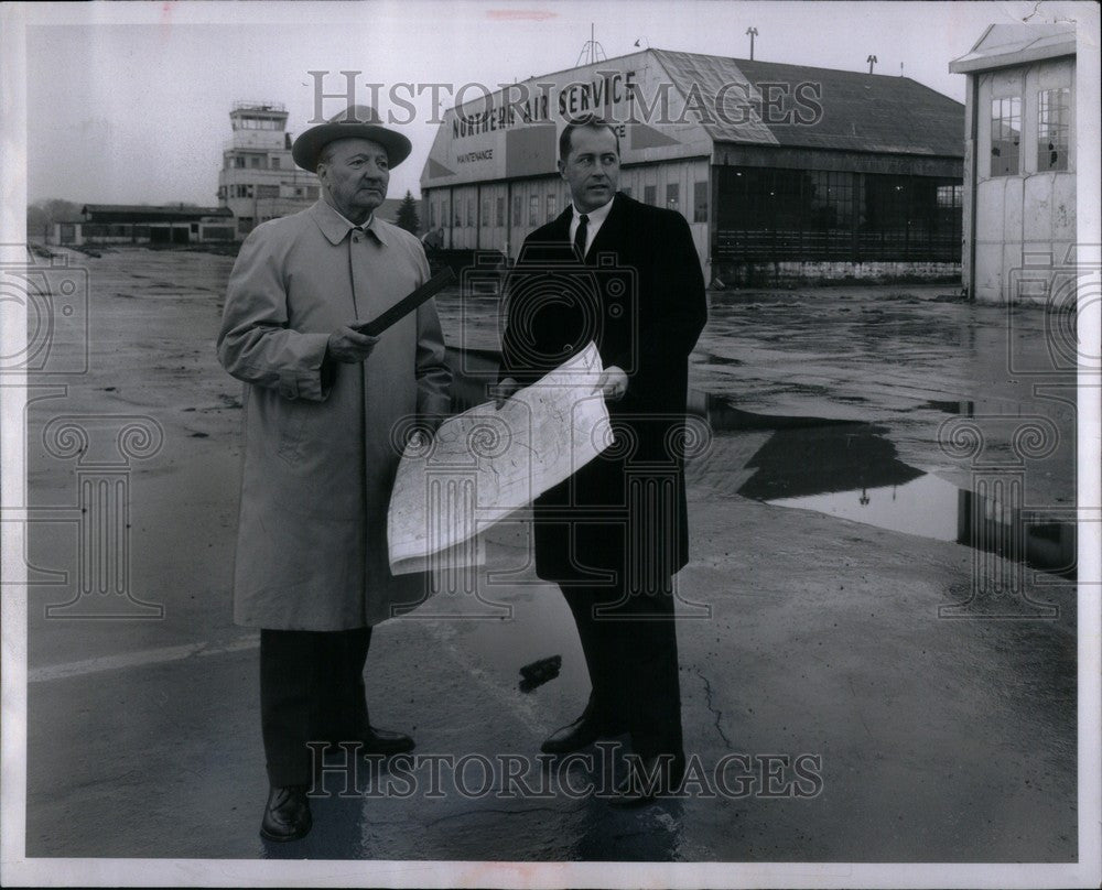 1965 Press Photo Lew Withey  Talk Kent County Airport - Historic Images