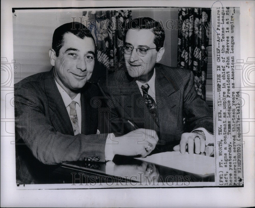 1954 Press Photo Art Passarel umpire Texas League ball - Historic Images