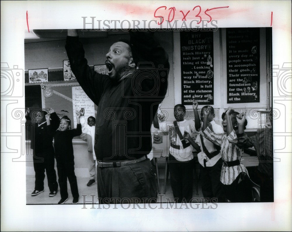 1990 Press Photo John Patterson, Langston Hughes poetry - Historic Images