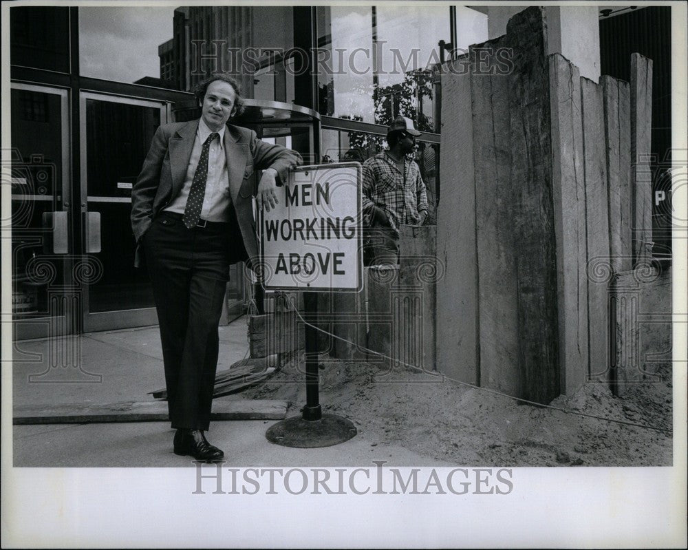 1980 Press Photo Bernard Lefkowitz Author Sociologist - Historic Images