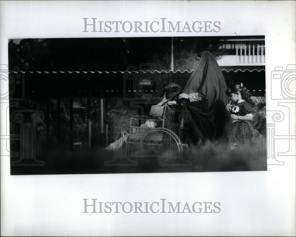 1991 Press Photo boy wheelchair casualty Iraqi Kuwait - Historic Images