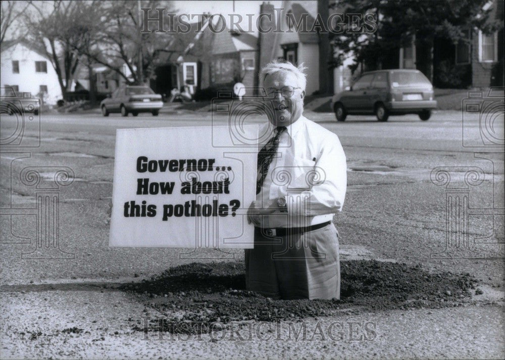 1997 Press Photo Lewis Brooks Patterson Politician Mich - Historic Images