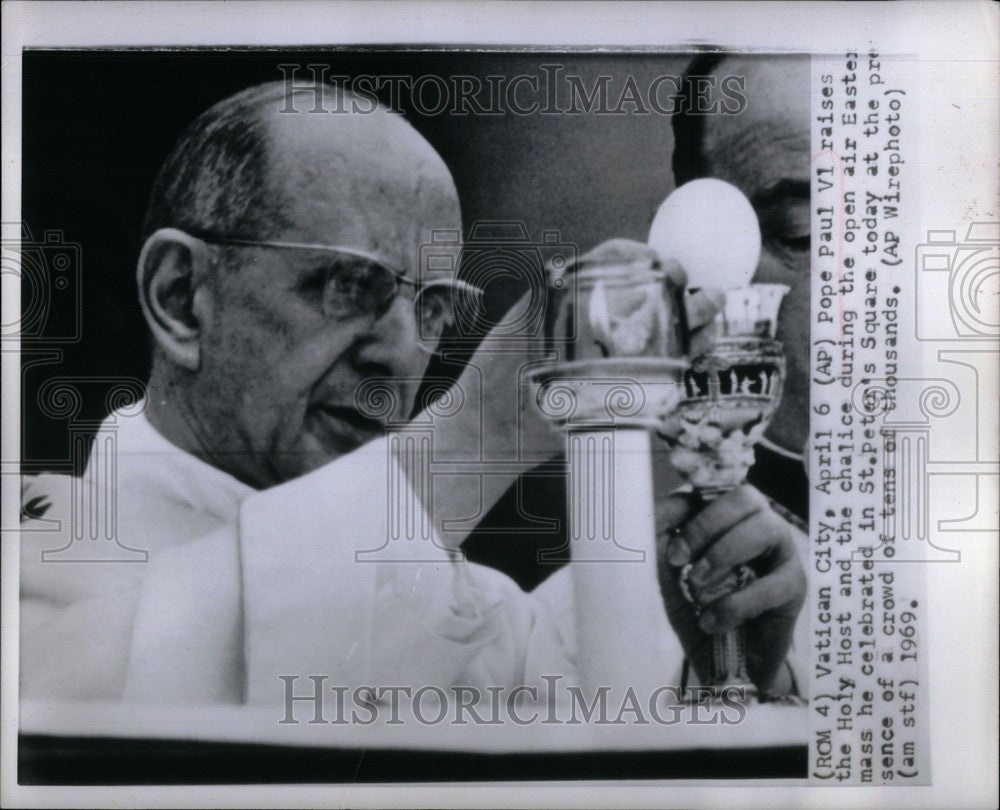 1969 Press Photo Pope Paul VI communion host chalice - Historic Images