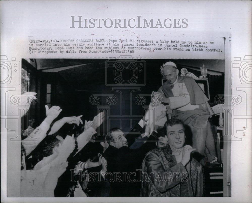 1958 Press Photo Pope Paul Castel Gandolfo baby carried - Historic Images