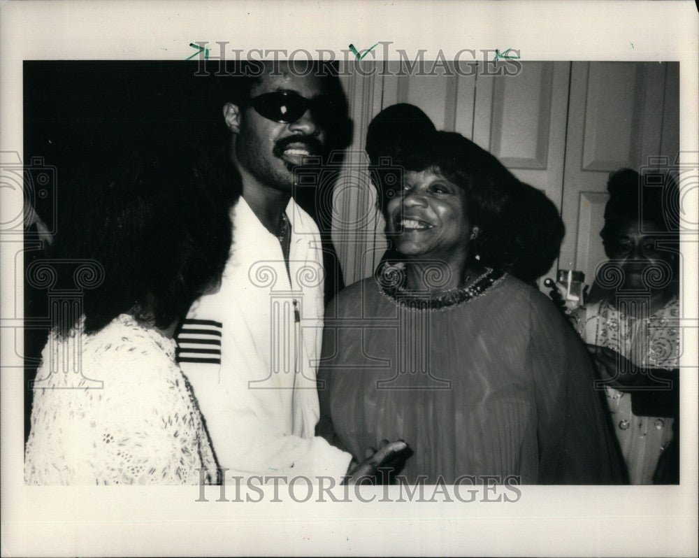 1987 Press Photo Becky Lackey Stevie Wonder - Historic Images