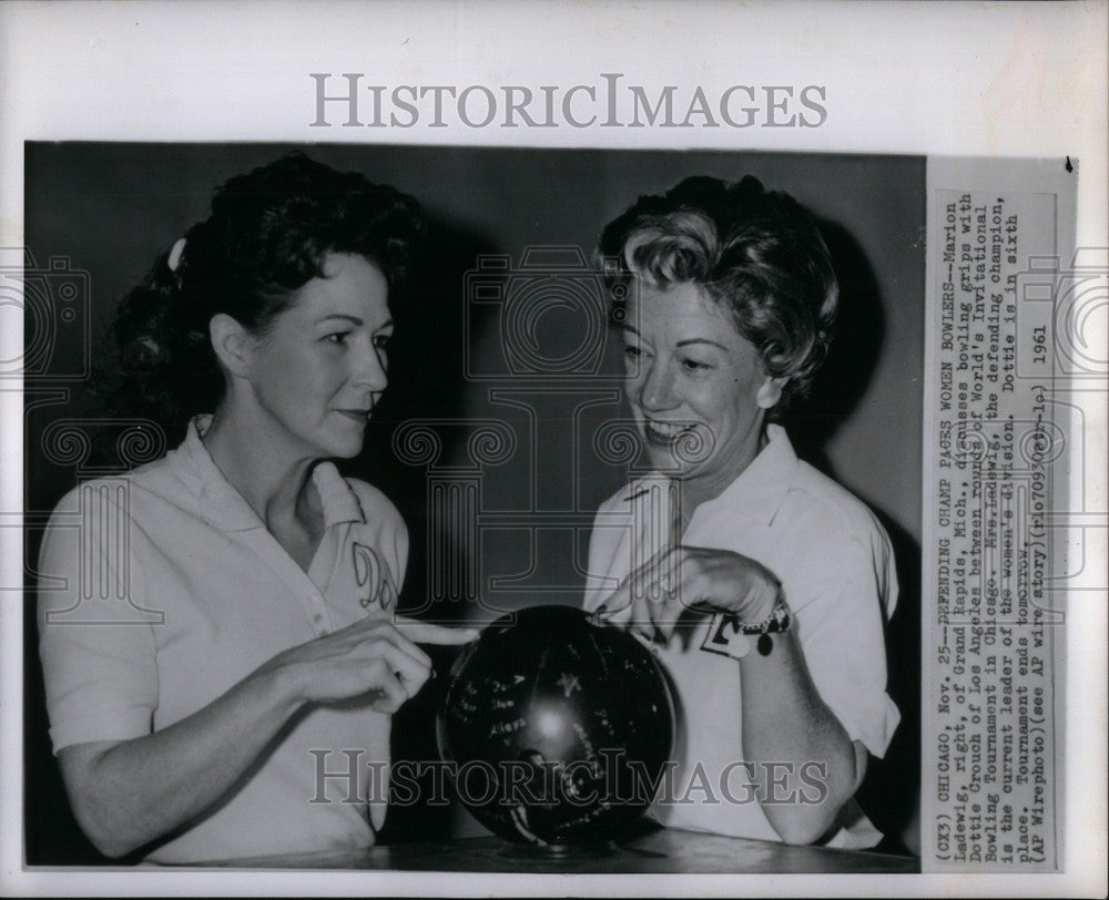 1961 Press Photo Marion Ladewig Dottie Crouch bowling - Historic Images