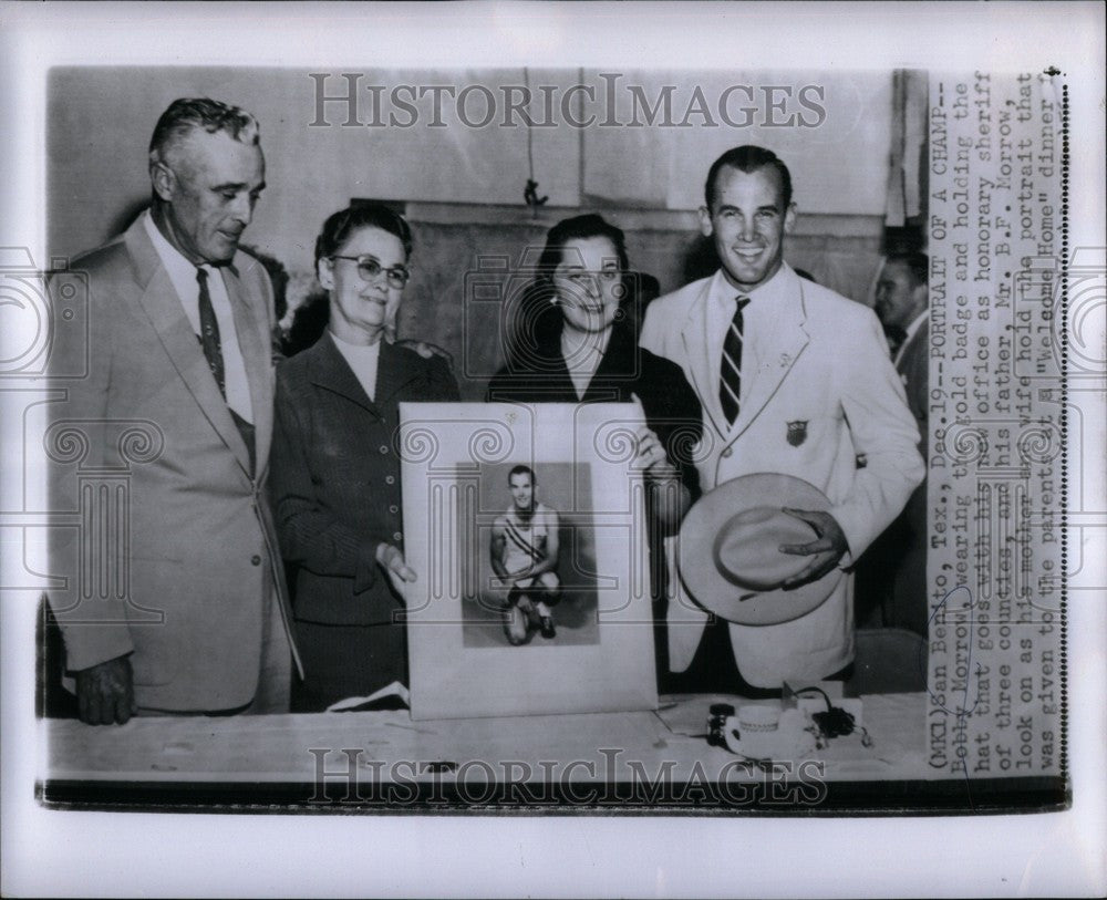 1956 Press Photo Bobby Morrow gold badge sheriff - Historic Images