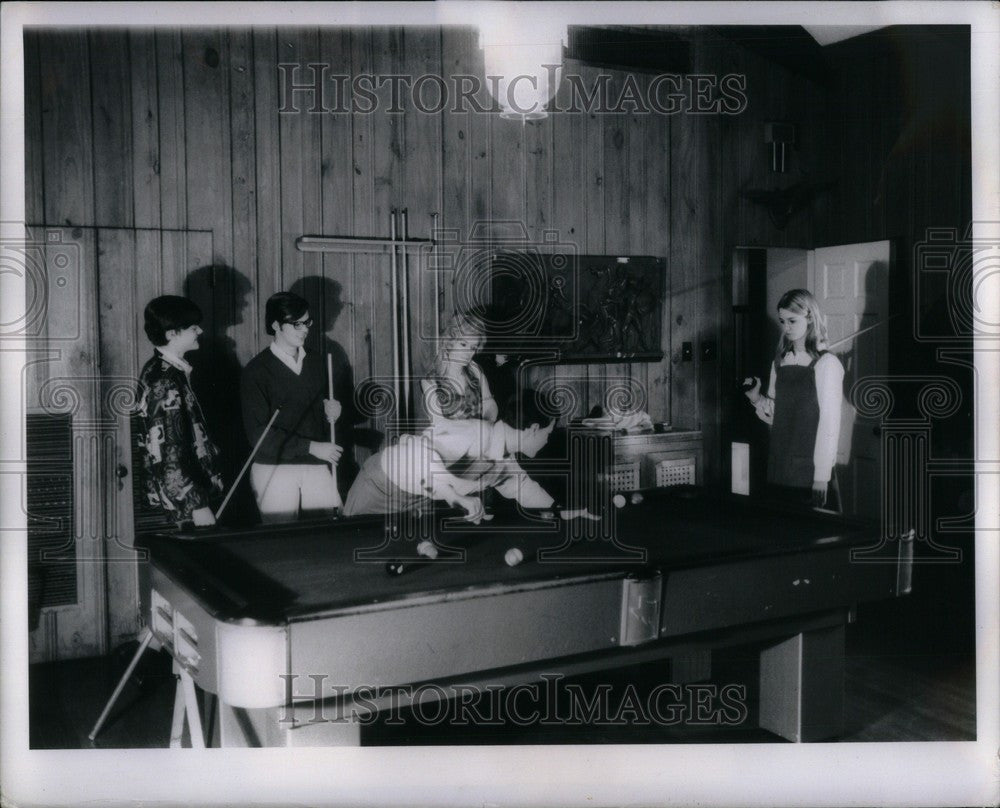 1970 Press Photo mossler candy Kids play pool at home - Historic Images