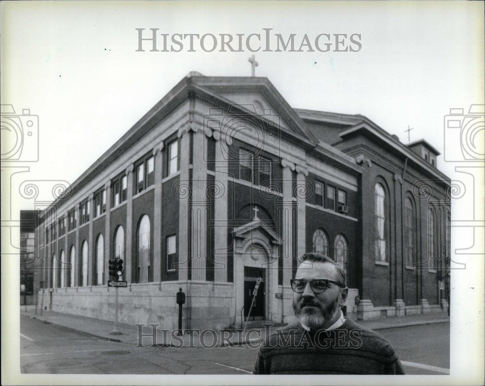 1986 Press Photo Joe Mulligan Priest Detroit - Historic Images