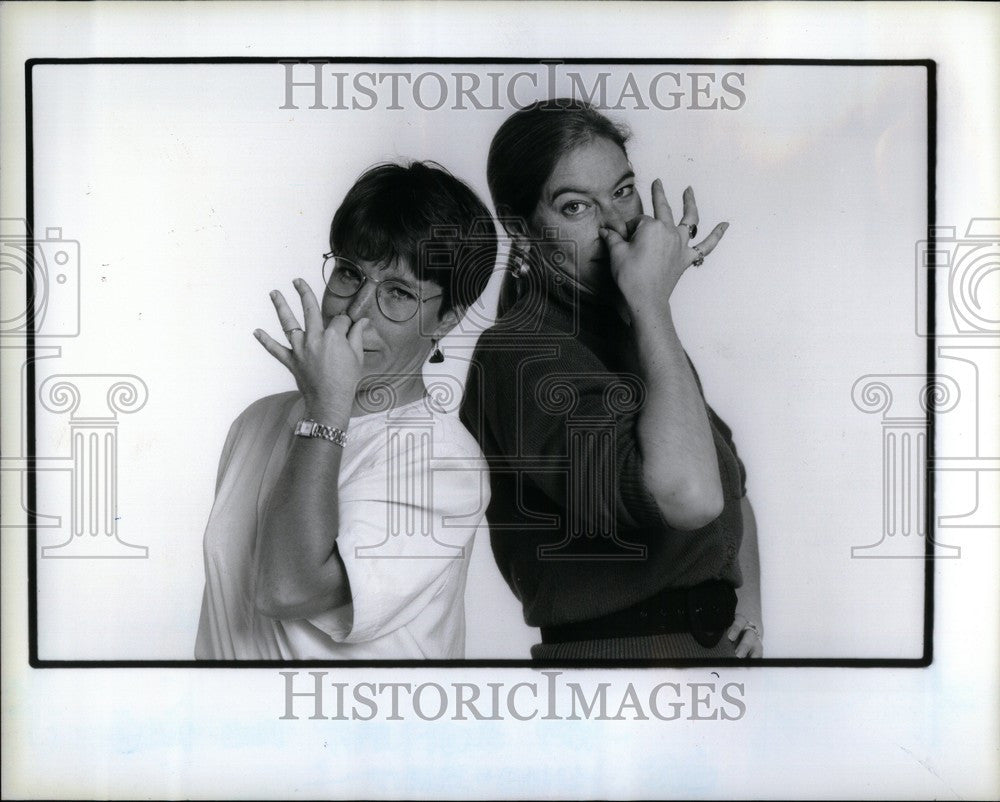 1991 Press Photo Joann Muller Janet Braunsteinfragrance - Historic Images