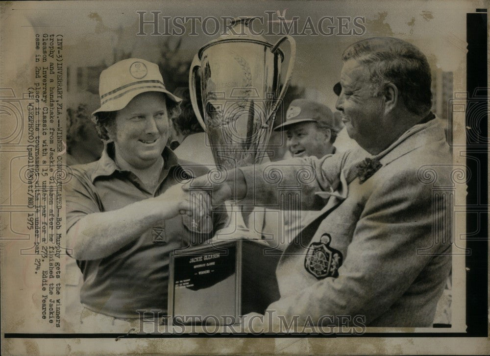 1975 Press Photo Bob Murphy Jackie Gleason golf trophy - Historic Images