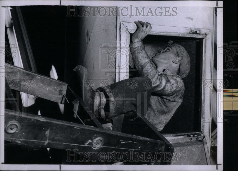 1958 Press Photo He starts to work - Historic Images