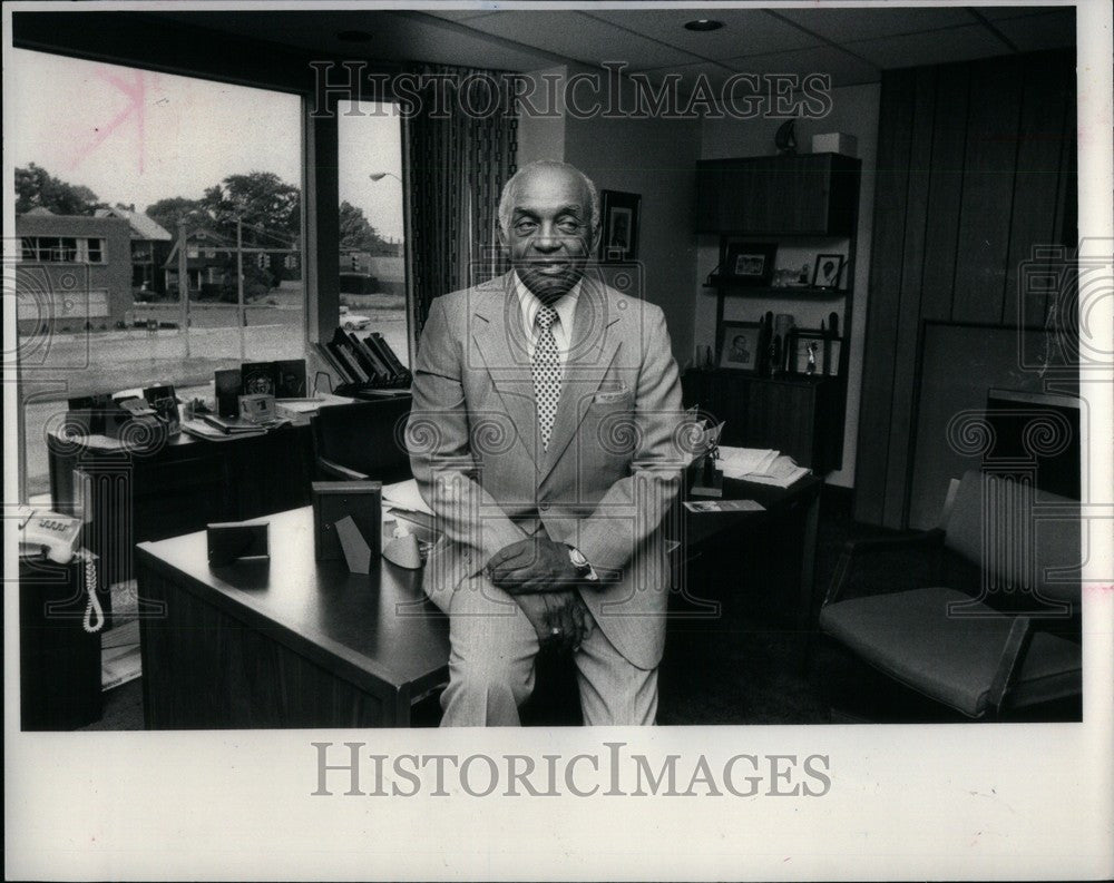 1985 Press Photo Walton Lewis Chairman Lewis &amp; Thomas - Historic Images