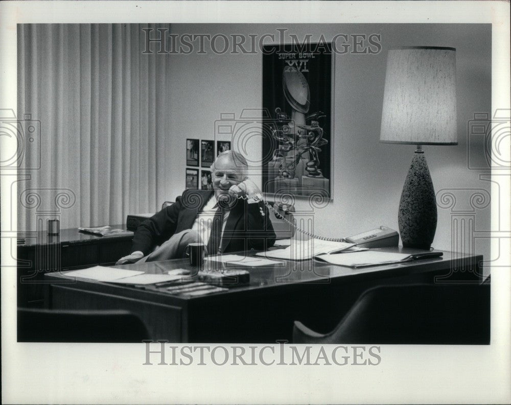 1982 Press Photo Dick Monley statistian - Historic Images