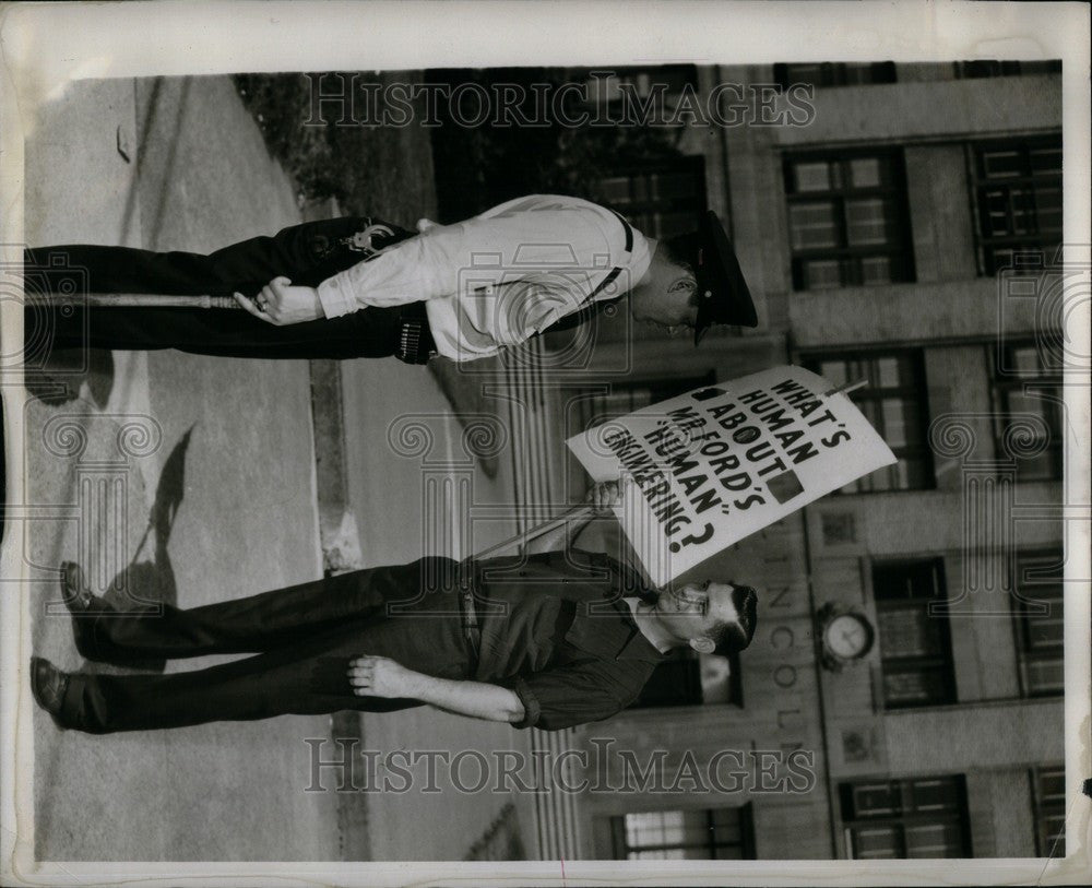 1949 Press Photo Officer Warren and Mr. Levenois - Historic Images