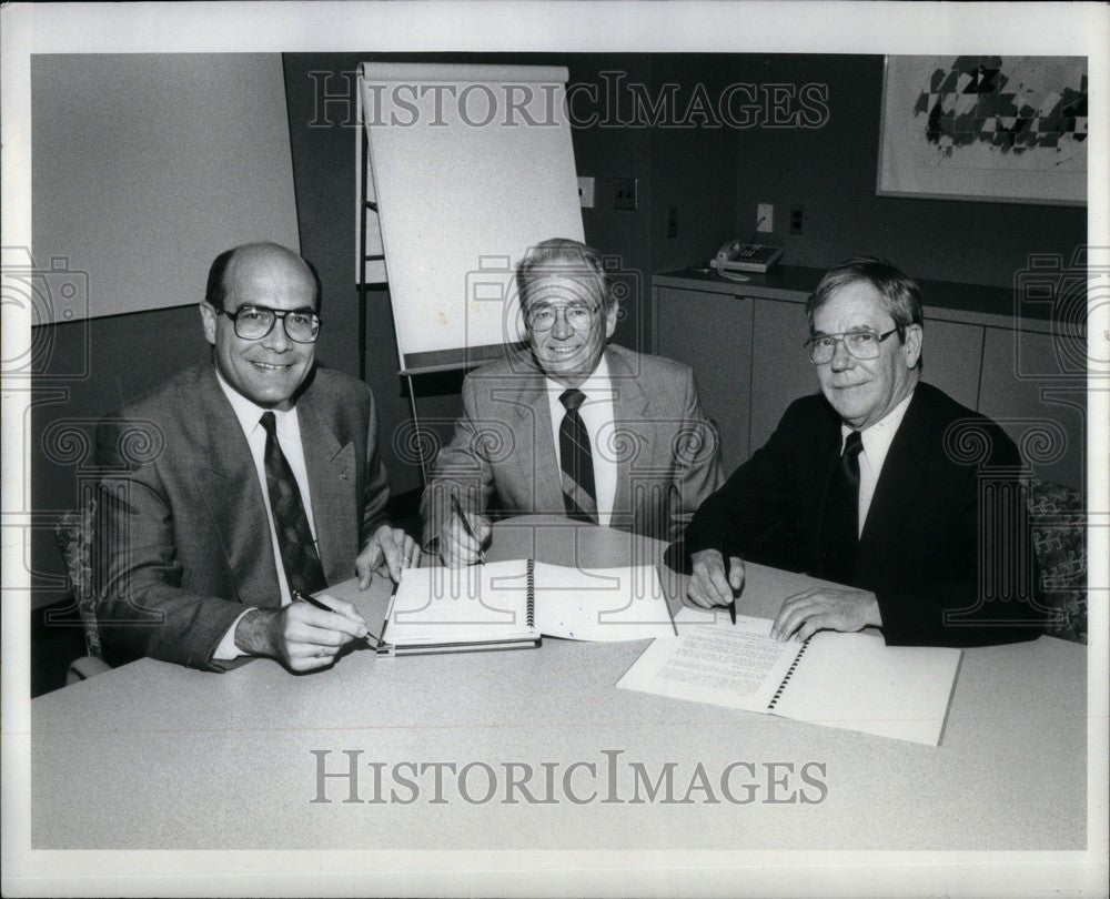 1990 Press Photo Ghafari Mengel Bessolo - Historic Images