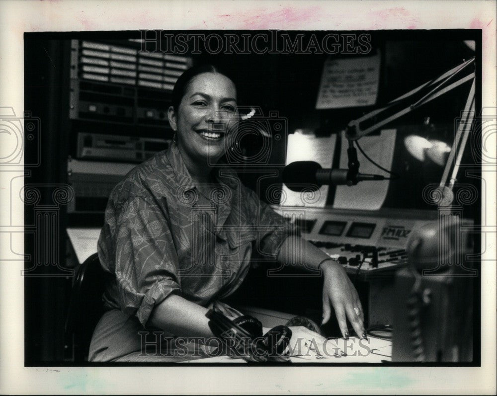 1987 Press Photo Lupe Lara Hispanic Radio - Historic Images