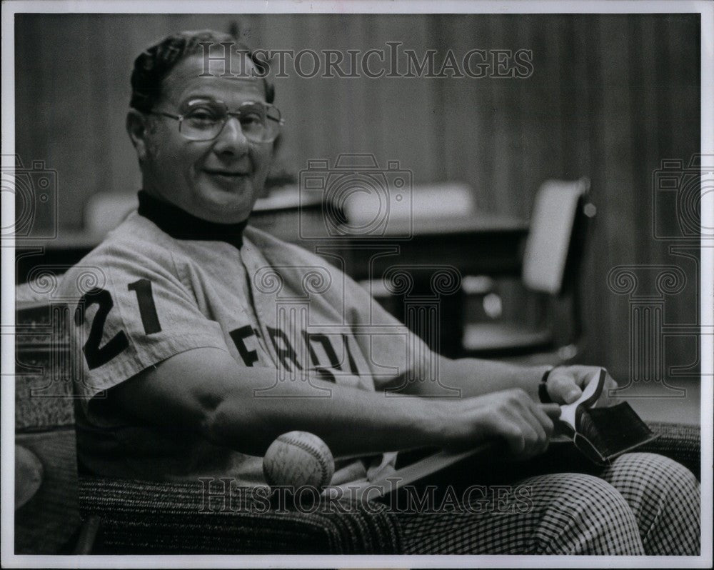 1977 Press Photo Roger Angell, a lifelong baseball fan - Historic Images