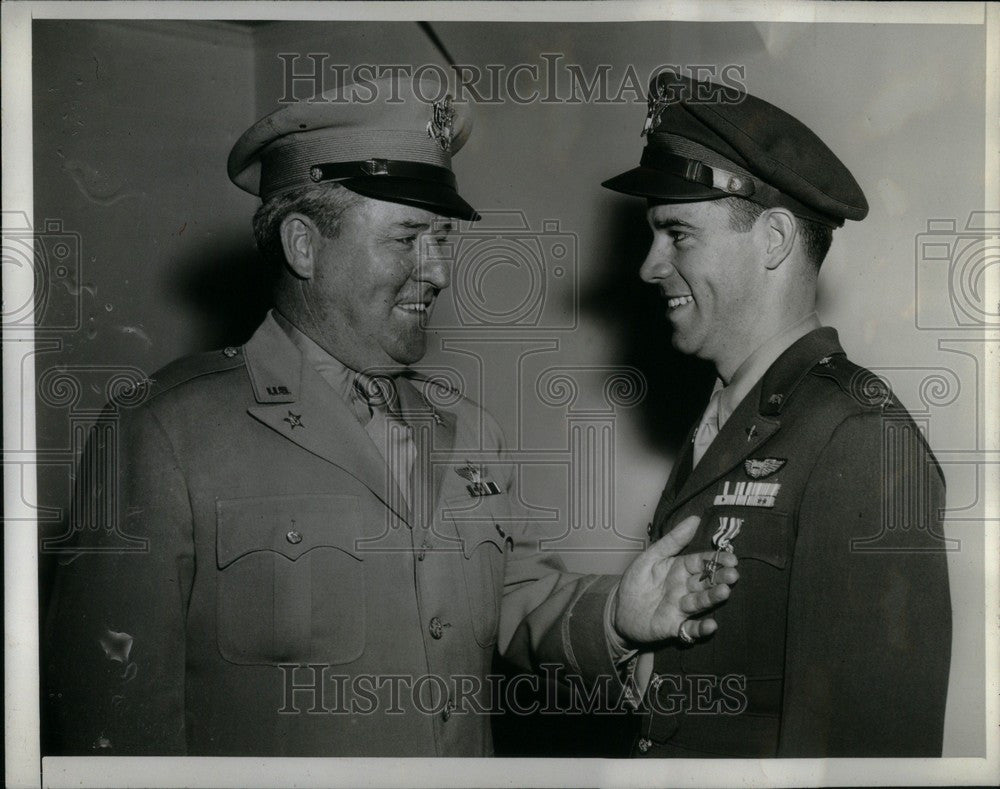 1943 Press Photo Col T. G. Lanphier and son Jr. - Historic Images