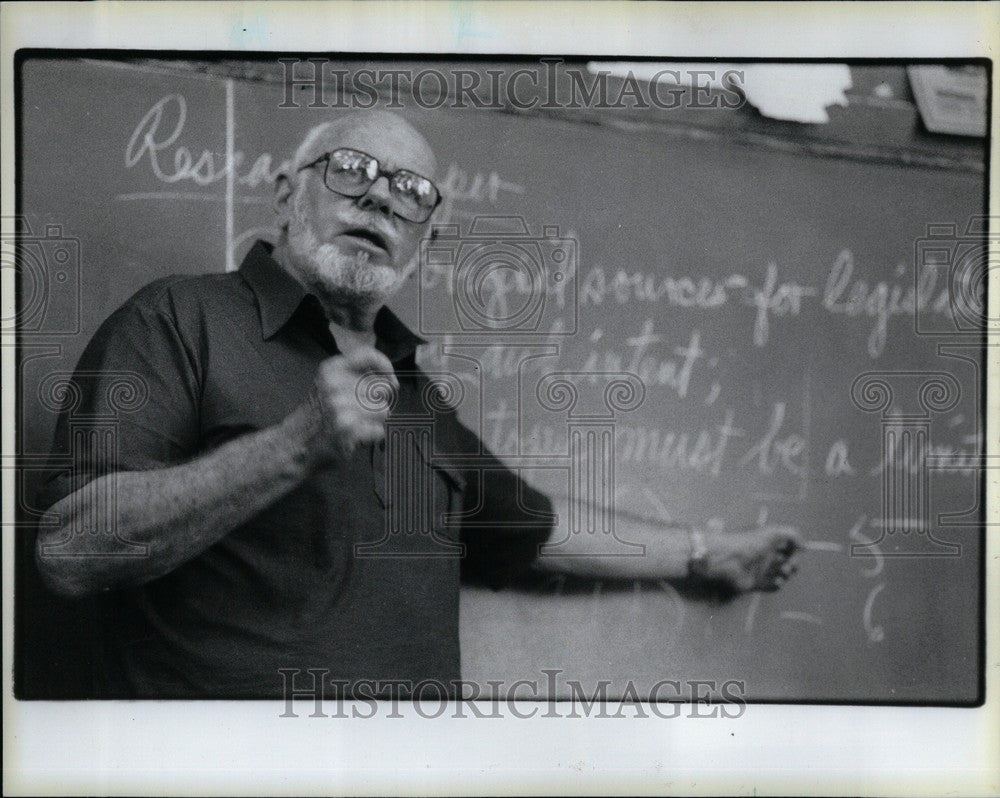1986 Press Photo Charles Larrowe Mandatory Retirement - Historic Images