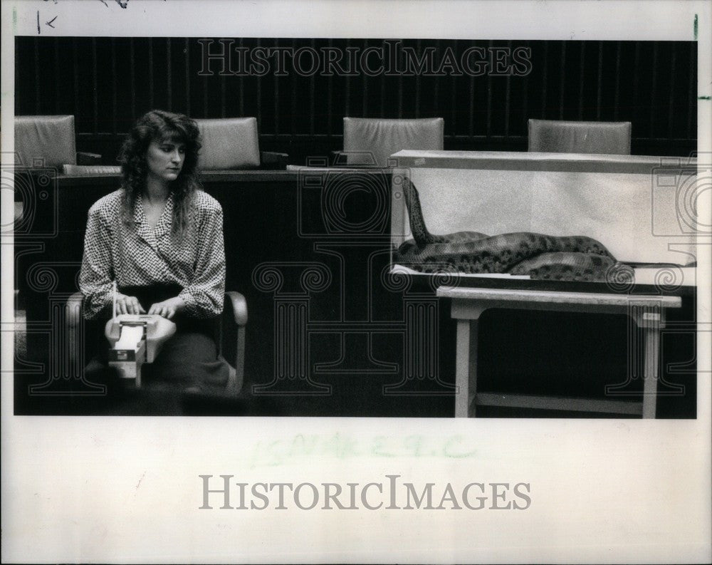 1989 Press Photo Eric Larson snake owner snakes as evid - Historic Images