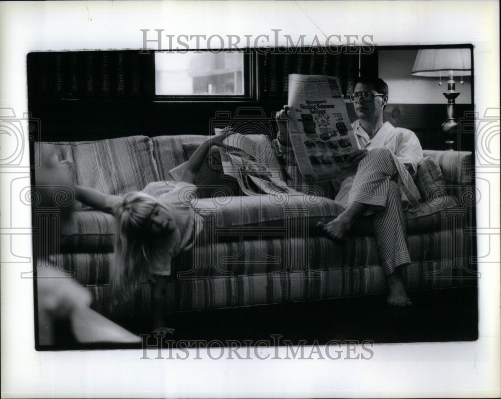 1991 Press Photo Tony Perona reads the morning news pap - Historic Images