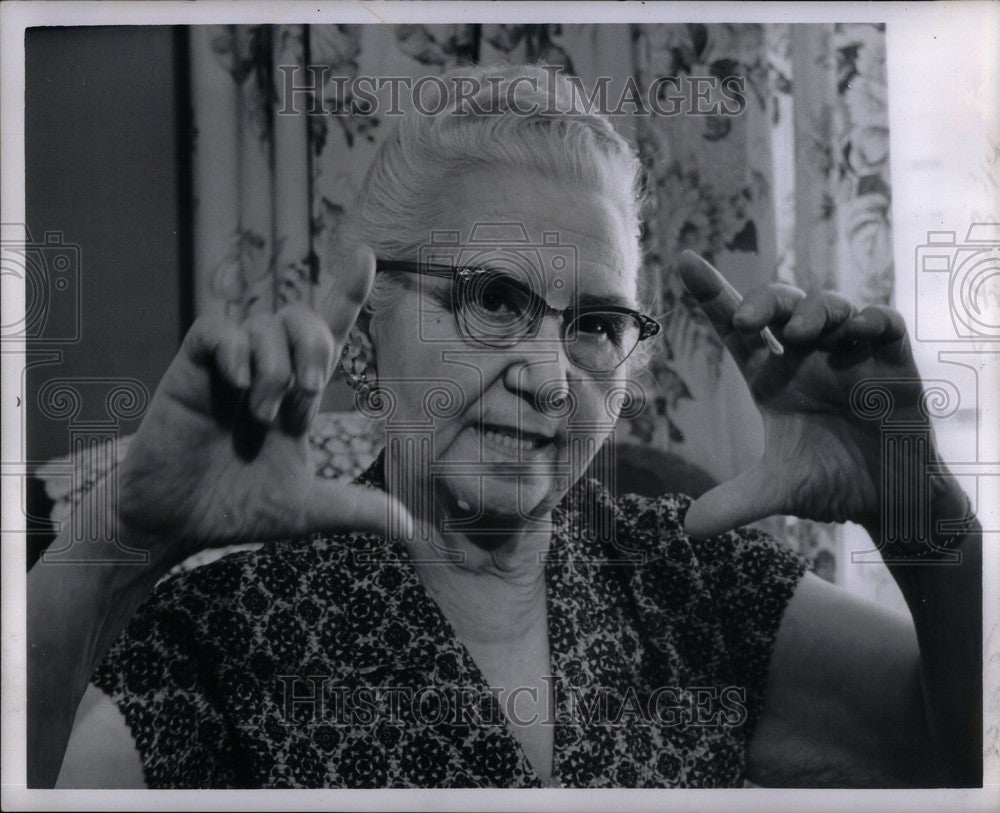 1962 Press Photo Mrs. Perkins frames her thoughts - Historic Images