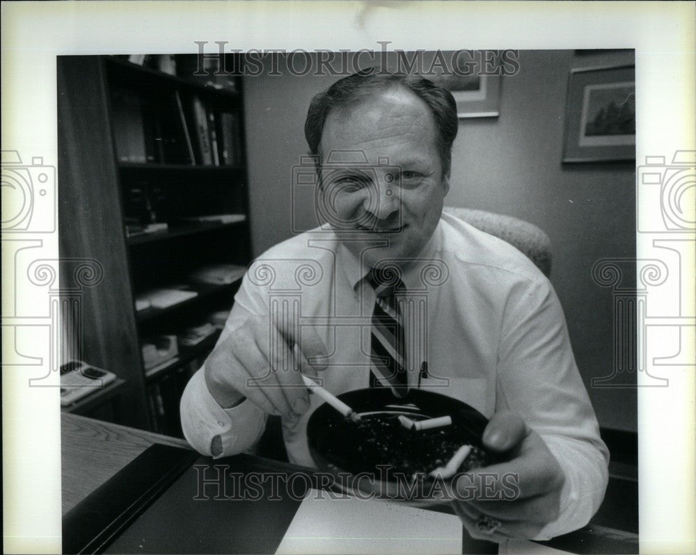 1980 Press Photo Jim Lhamon Cast North Smoking Ban - Historic Images