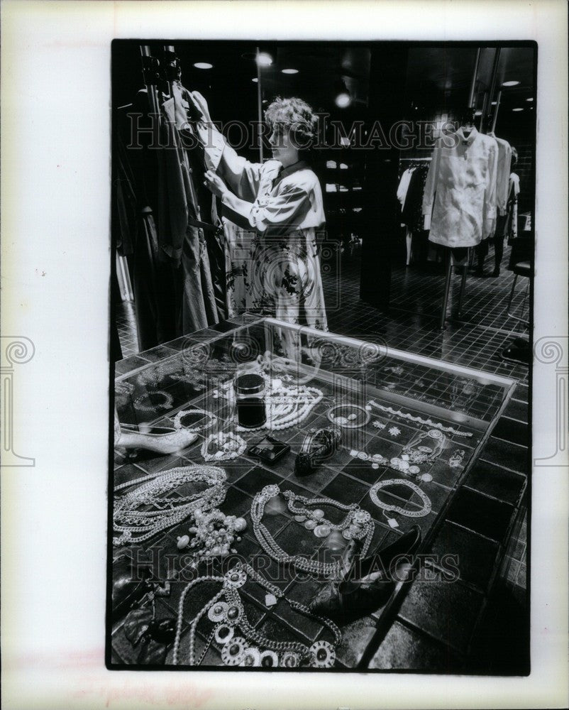 1986 Press Photo LINDA DRESNER-In her store in Somerset - Historic Images