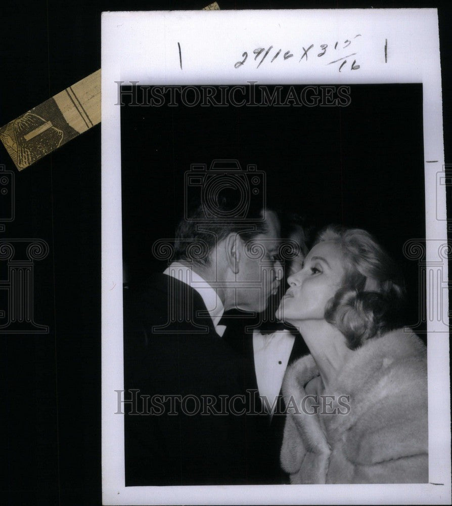 1961 Press Photo Red Arrow Division kissing couple - Historic Images