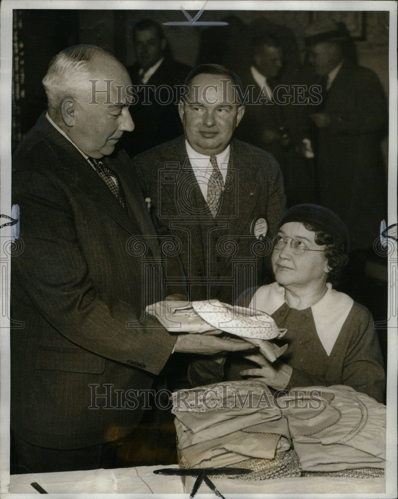 1935 Press Photo Raymond Friesma Walborn Kiwanis sewing - Historic Images
