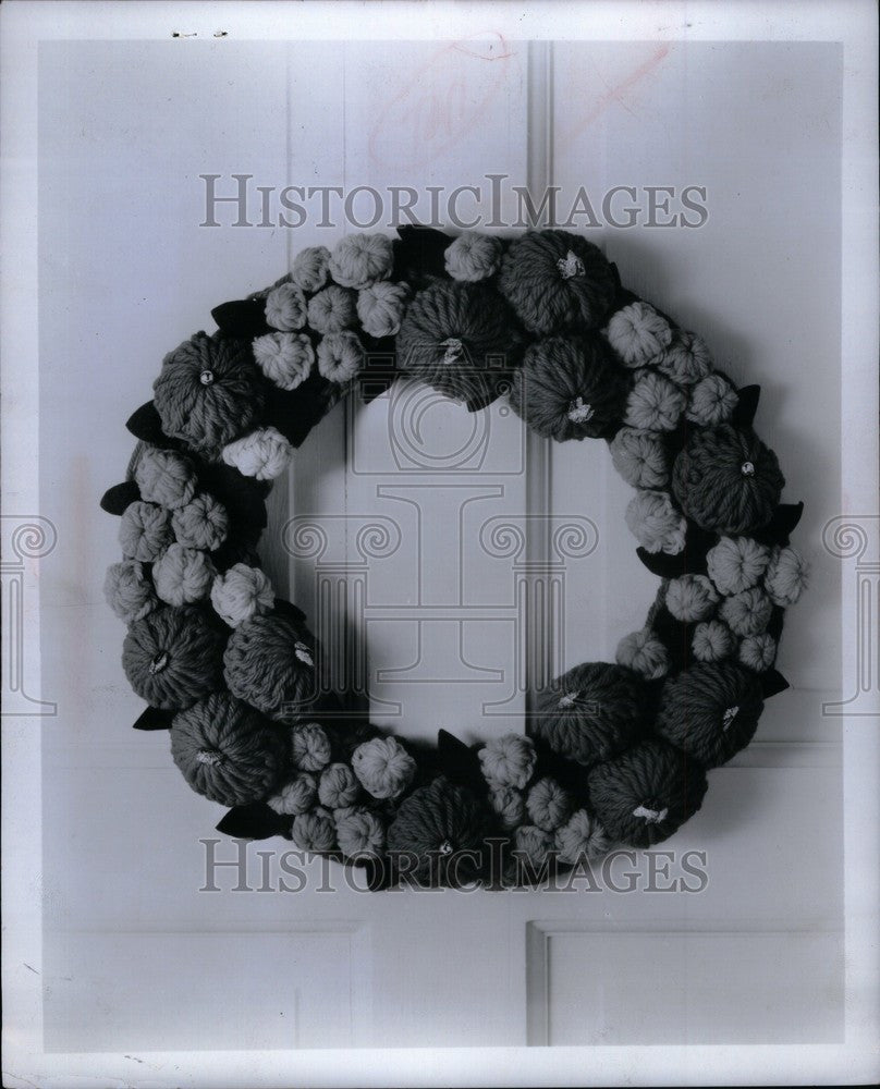 1970 Press Photo Knitting Wreath - Historic Images