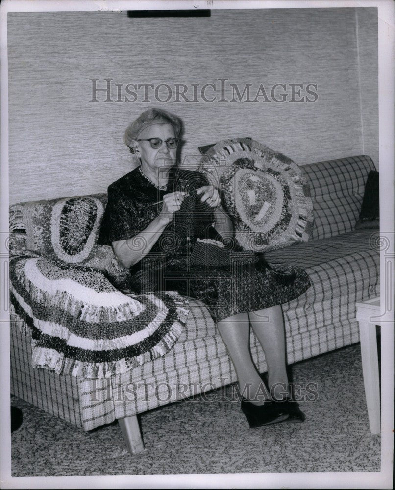 1963 Press Photo Mrs. Ella Curtis 93 keeps on knitting - Historic Images