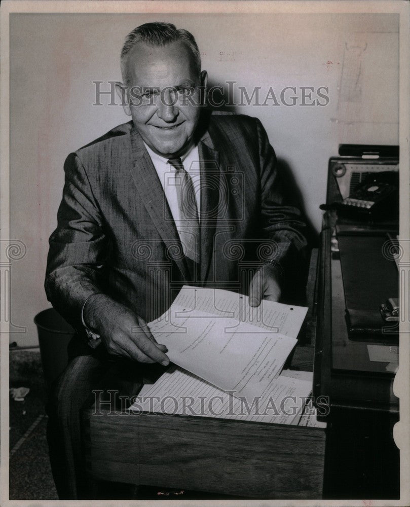 1966 Press Photo robert willison food inspector retires - Historic Images