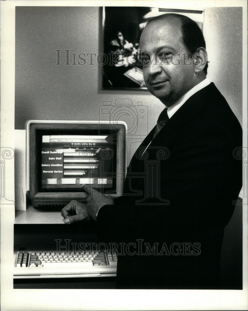 1987 Press Photo Denny Lack Director of Service Data An - Historic Images