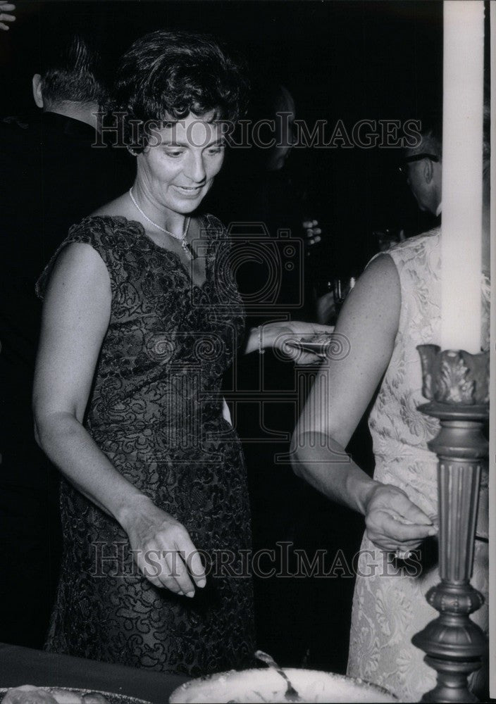 1964 Press Photo Mrs. Charles L. Watson Jr. - Historic Images