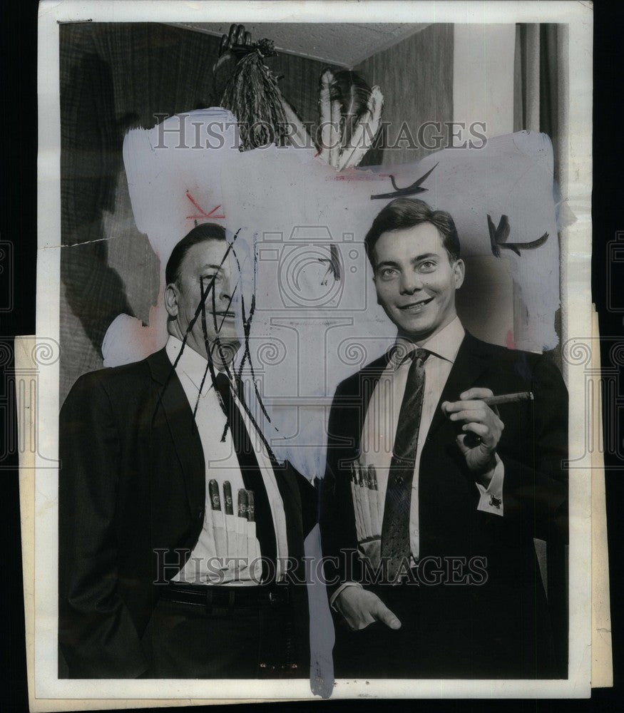 1966 Press Photo Carl Wilson Broadway Columnist Cigar - Historic Images
