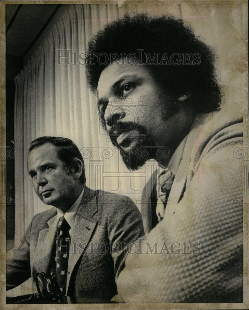 1975 Press Photo Gov. Milliken Roy Williams Detroit - Historic Images