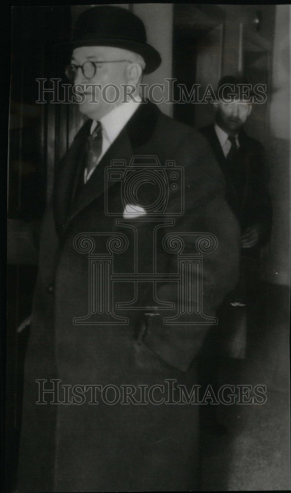 1938 Press Photo George Vernard Warrant Securities - Historic Images