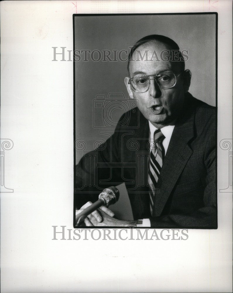 1988 Press Photo Commissioner Lawrence Gibbs - Historic Images