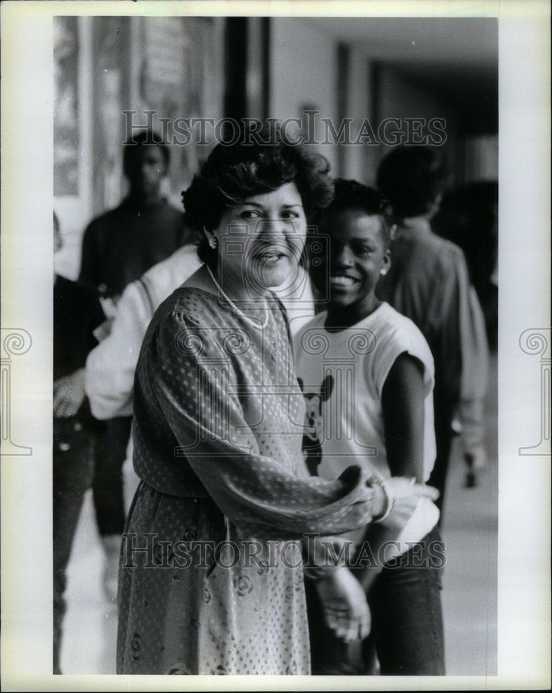 1985 Press Photo Principal Esther Peterson - Historic Images