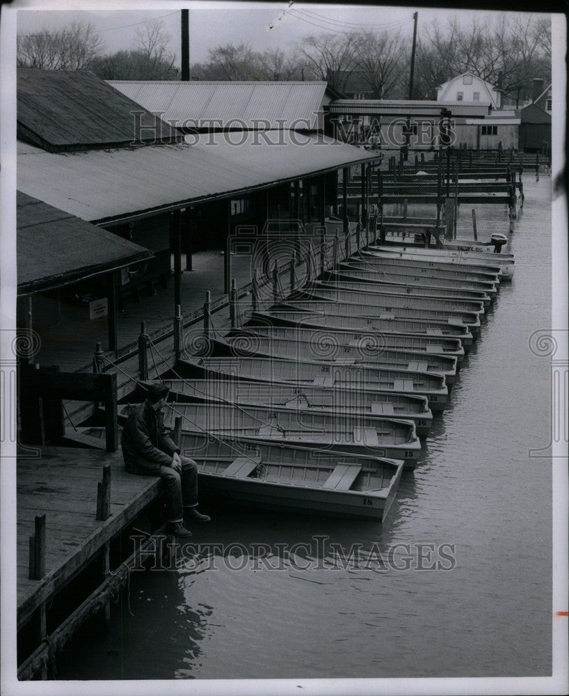 1961 Press Photo Fox Creek Dock Perch Run Fishermen - Historic Images