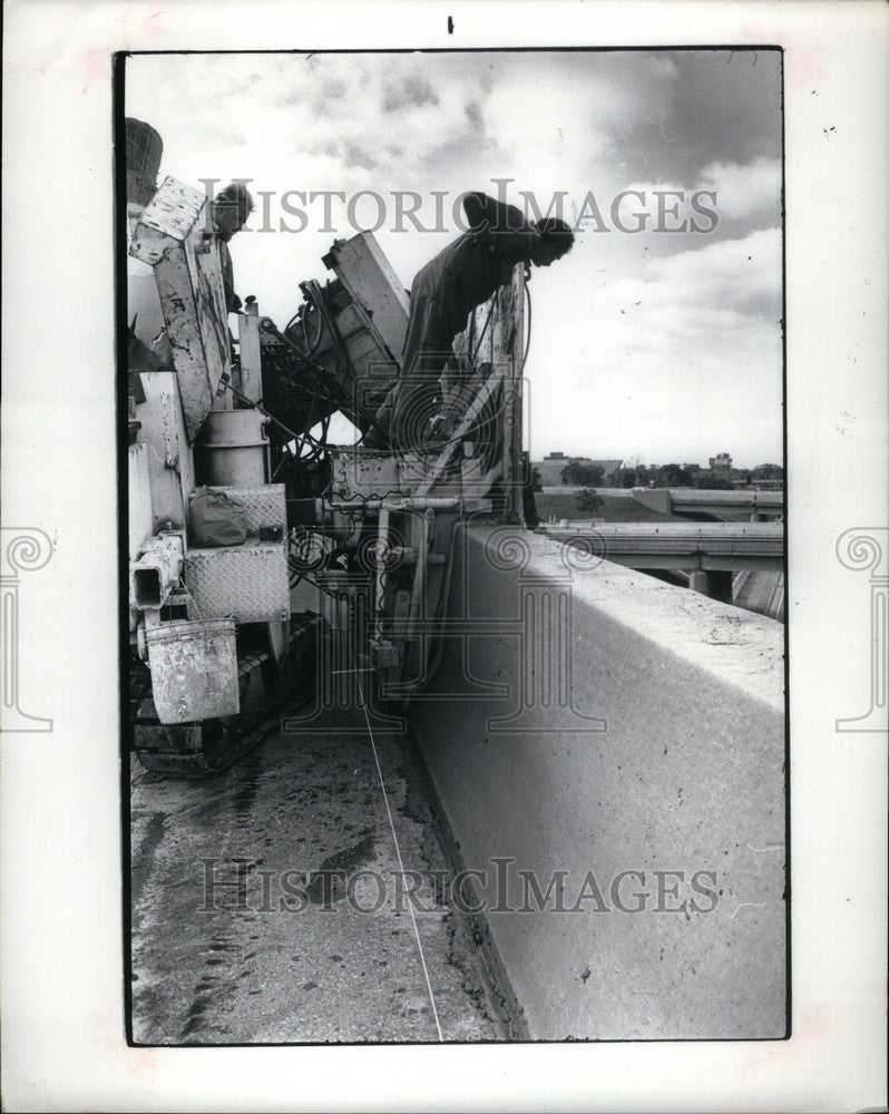1981 Press Photo Freeway Concrete mix machine - Historic Images