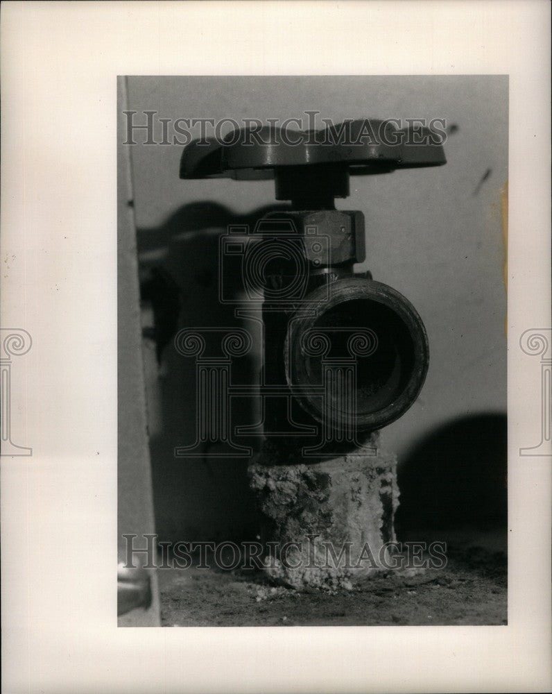 1989 Press Photo Water pipe nozzle house lake tower - Historic Images