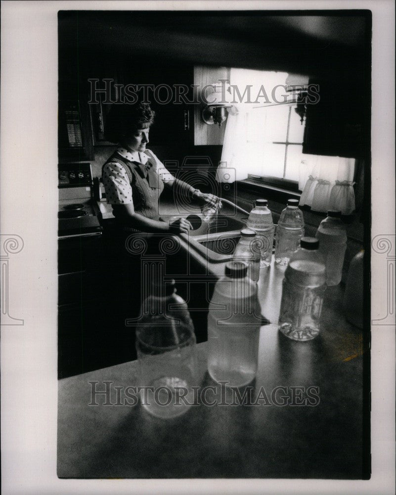 1963 Press Photo Joan Sorensen Illinois Family Water - Historic Images